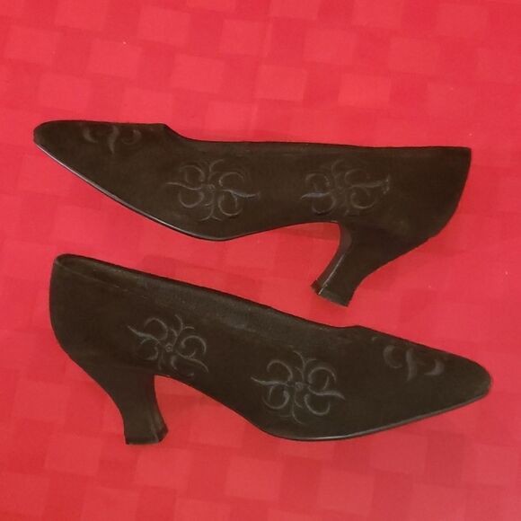 VNTG Black Suede Leather Embossed Heels - Picture 5 of 6